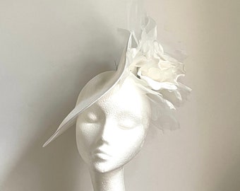 weißer Blumen Hut, weißer Fascinator, großer riesiger weißer Blumen Hut, weißer Hochzeit Fascinator, weiße Blume Hochzeit Untertassen Hut, weißer Hut