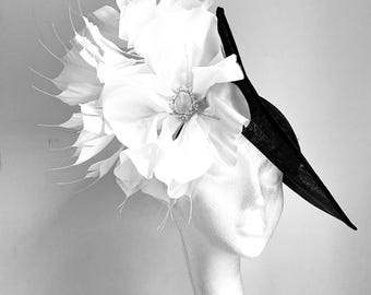 Tocado blanco y negro, sombrero de disco con forma de platillo blanco y negro, sombrero de flores para Royal Ascot, sombrero de boda blanco y negro, Kentucky Derby blanco y negro