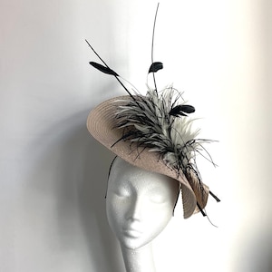 Beige Kentucky Derby Hat, Beige Hat Fascinator Wedding Ascot Derby Races, Beige Ladies Day Hatinator, cappello fascinator piuma bianca beige