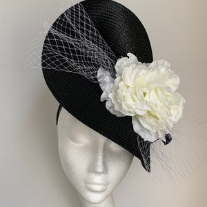 Black and white Fascinator, black and white hat fascinator Wedding Ascot Derby Races, black white Kentucky Derby fascinator, black Ascot hat
