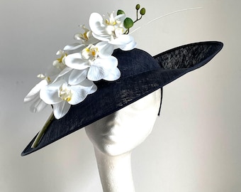 Marineblauwe Sinamay-fascinatorhoed, witte orchidee, Royal Ascot