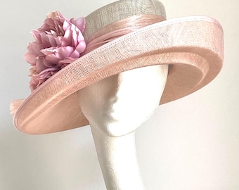Lichtroze hoed met brede rand, zalmroze moederhoed, roze tovenaar, lichtroze trouwhoed, Kentucky Derby-hoed, Royal Ascot-hoed