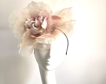 Grote gigantische champagne roze bloemenhoed, beige moeder van de bruid hoed, gigantische bloemenfascinator, beige roze trouwhoed, Royal Ascot hoed champagn
