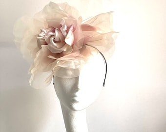 Großer Champagner rosa Blumenhut, beige Brautmutterhut, riesiger Blumen Fascinator, Hochzeitshut beige rosa, Royal Ascot Hut Champagner Hut
