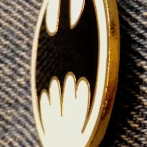 DC Comics Batman Pin ~ Gotham Police Spotlight Logo ~ Vintage 1988 Cloisonne image 2