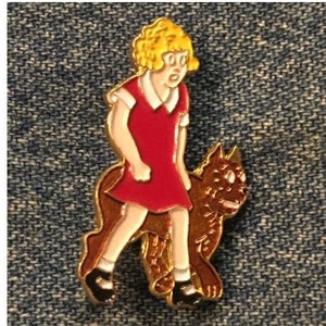 Kleine Waise Annie Brosche Anstecknadel mit Hund Sandy ~ 1976 vintage