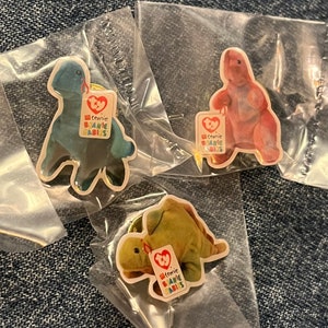 Set von 3 McDonald&#39;s Ty Teenie Beanie Babies Crew Pin Collection ~ Dinosaurier