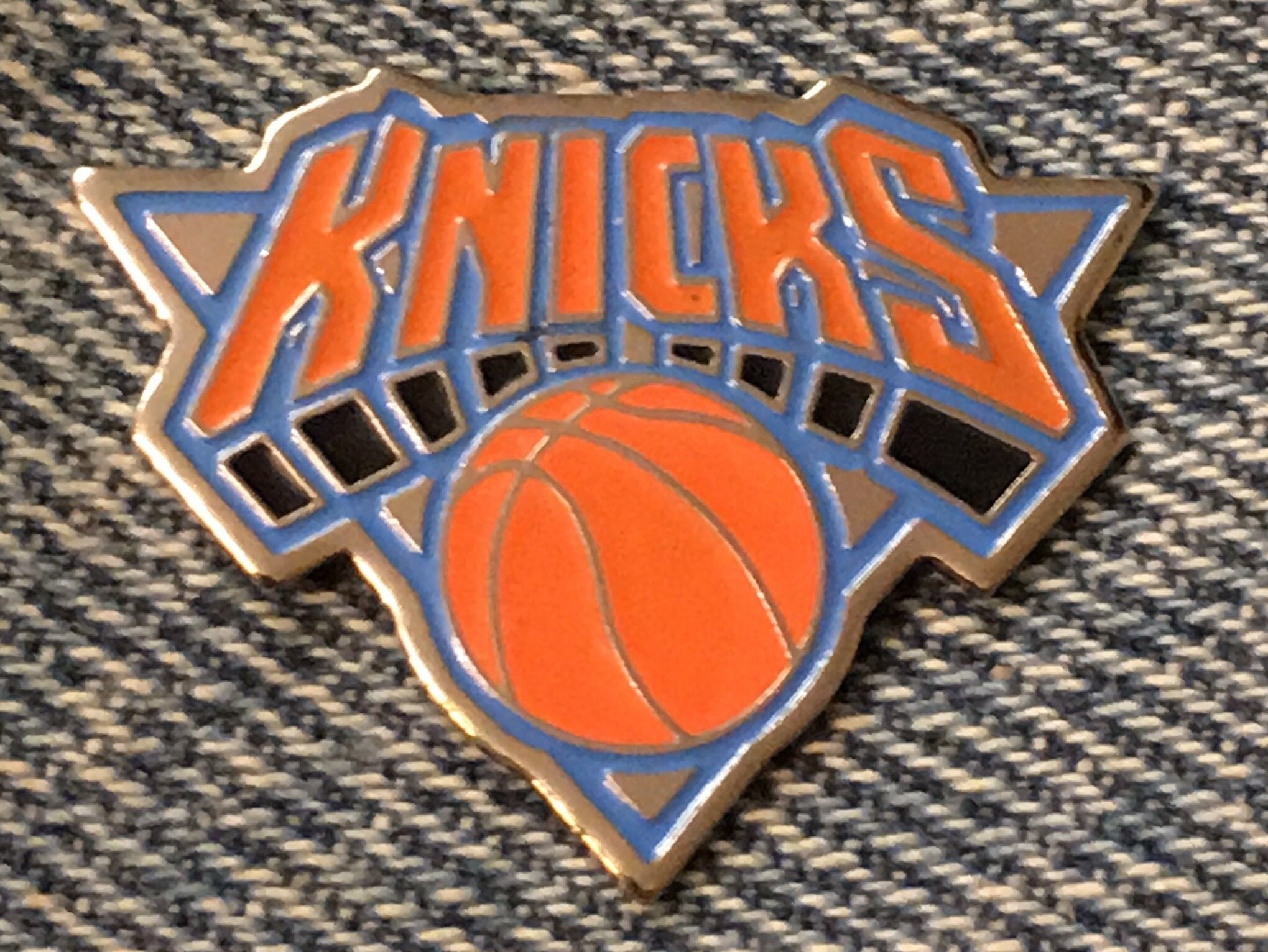 New York Knicks Lapel Pin 1992 Vintage Basketball Team NBA by