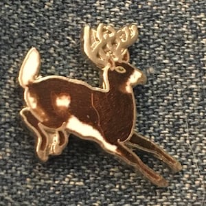 White Tail Deer Pin ~ Buck ~ 90&#39;s vintage with extended post and jewelers clasp