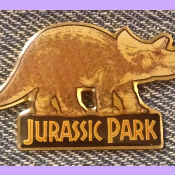 Jurassic Park ~ Spilla in metallo dinosauro triceratopo ~ Uscita cinematografica vintage del 1993 di Amblin Entertainment