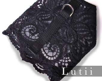 Hundegeschirr Spitzengeschirr Weste Geschirr kleiner Hund Welpe Chihuahua Yorkie Designer schwarze Spitze "BLACK LACE BEAUTY" von Lutii.