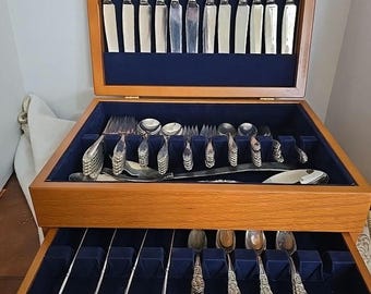 Międzynarodowy zestaw do robienia prezentów Sterling Prelude ze srebra próby 925, zestaw 12 szt., 68 szt./ 17 szt. International Richelieu Demitass/ BKnives. Piękne pudełko na dokumenty z drewna dębowego.