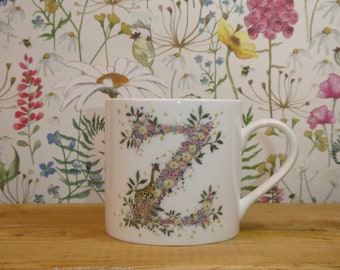 Tazza in porcellana pregiata con lettera D floreale - Alfabeto estivo selvaggio dipinto a mano - Italia