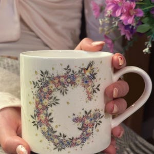 Taza de porcelana fina con letras del alfabeto floral (G). Alfabeto de verano salvaje, obra de arte pintada a mano de Cheney Penrose Designs