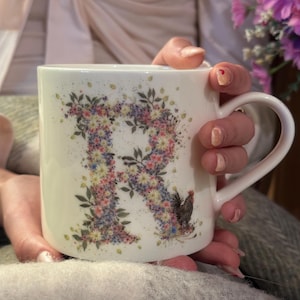 Letra do alfabeto Floral (R) Caneca de porcelana fina. Alfabeto Wild Summer por Cheney Penrose Designs Arte pintada à mão