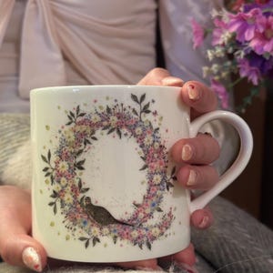 Taza de porcelana fina con letras del alfabeto floral (Q). Alfabeto de verano salvaje, obra de arte pintada a mano de Cheney Penrose Designs