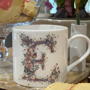 Taza de porcelana fina con letras del alfabeto floral (E). Alfabeto de verano salvaje, obra de arte pintada a mano de Cheney Penrose Designs