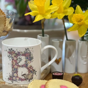 Taza de porcelana fina con letras del alfabeto Floral (B). Alfabeto de verano salvaje de Cheney Penrose Designs. Obra de arte pintada a mano
