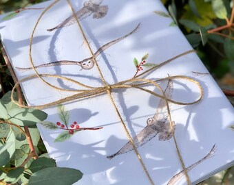 Papel de regalo Búhos nevados y bayas