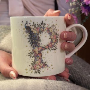 Taza de porcelana fina con letras del alfabeto floral (P). Alfabeto de verano salvaje de Cheney Penrose Designs. Obra de arte pintada a mano