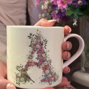Alphabet Buchstabe Blumen (A) Fine China Mug. Wild Summer Alphabet von Cheney Penrose Designs Handgemaltes Kunstwerk