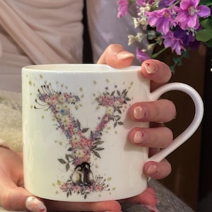 Taza de porcelana fina con letras del alfabeto Floral (y). Alfabeto de verano salvaje de Cheney Penrose Designs. Obra de arte pintada a mano