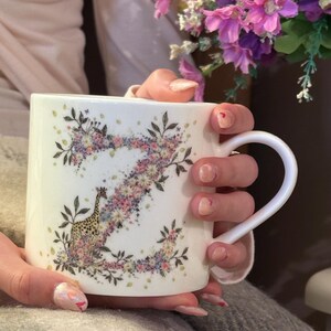 Taza de porcelana fina con letras del alfabeto floral (Z). Alfabeto de verano salvaje, obra de arte pintada a mano de Cheney Penrose Designs