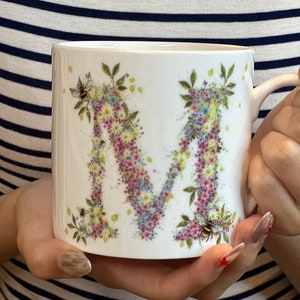 Letra do alfabeto Floral (M) Caneca de porcelana fina. Alfabeto de verão selvagem de Cheney Penrose projeta obras de arte pintadas à mão