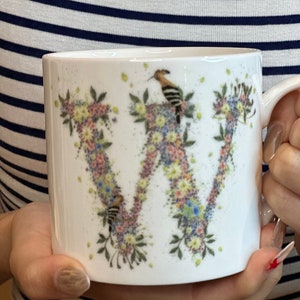 Taza de porcelana fina con letras del alfabeto Floral (W). Alfabeto de verano salvaje de Cheney Penrose Designs. Obra de arte pintada a mano