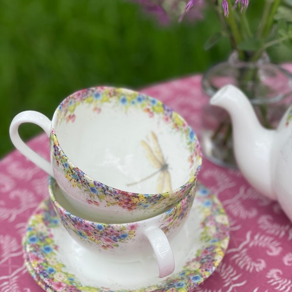 Vintage Fine China Cup y Saucer, Verano salvaje y Libélula.