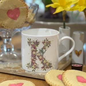 Taza de porcelana fina con letras del alfabeto floral (K). Alfabeto de verano salvaje, obra de arte pintada a mano de Cheney Penrose Designs