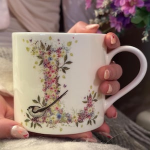 Letra do alfabeto Floral (L) Caneca de porcelana fina. Alfabeto de verão selvagem por Cheney Penrose Designs Arte pintada à mão