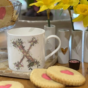 Taza de porcelana fina con letras del alfabeto Floral (X). Alfabeto de verano salvaje de Cheney Penrose Designs. Obra de arte pintada a mano