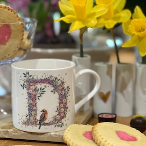 Taza de porcelana fina con letras del alfabeto Floral (D). Alfabeto de verano salvaje de Cheney Penrose Designs. Obra de arte pintada a mano