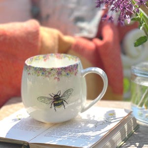 Bienenbecher, wilder Sommer und Bienenfeinporzellanbecher, Vintage handgemalte Grafik, wie auf ITV gesehen Lieben Sie Ihr Wochenende