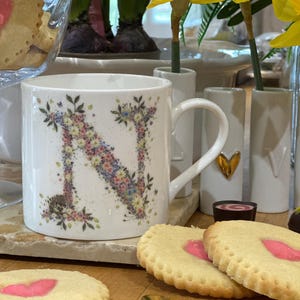 Taza de porcelana fina con letras del alfabeto Floral (N). Alfabeto de verano salvaje de Cheney Penrose Designs. Obra de arte pintada a mano