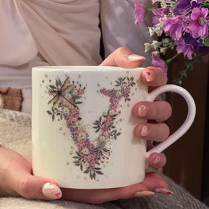 Taza de porcelana fina con letras del alfabeto floral (V). Alfabeto de verano salvaje de Cheney Penrose Designs. Obra de arte pintada a mano