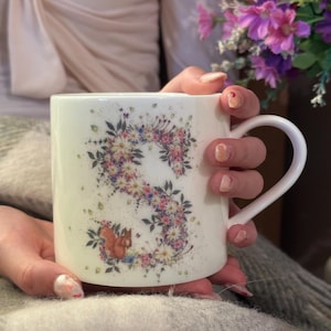 Letra do alfabeto Floral (S) Caneca de porcelana fina. Alfabeto de verão selvagem por Cheney Penrose Designs Arte pintada à mão