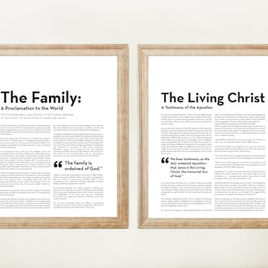 Puede incluir: Dos impresiones enmarcadas con fondos blancos y texto negro. La impresión de la izquierda se titula "La familia: Una proclamación al mundo" e incluye la cita "La familia es ordenada por Dios." La impresión de la derecha se titula "El Cristo viviente: Un testimonio de los apóstoles" e incluye la cita "Damos testimonio, como sus apóstoles debidamente ordenados, de que Jesús es el Cristo viviente, el Hijo inmortal de Dios."