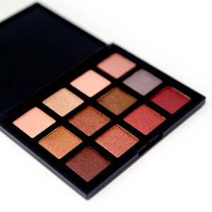 12 Color Rich Tone Eyeshadow Palette image 3