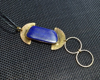 Goldener großer Anhänger Edelstein Lapislazuli mit langer Lederkette Statement