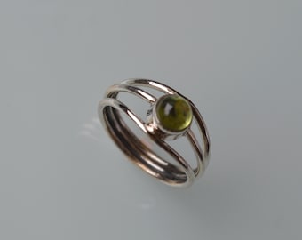 Edelstein Ring Peridot Cabochon rund zierlich grün Silberring schmal Statement Schmuck Boho Handarbeit GR 57