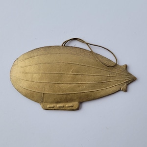 Adorno navideño antiguo de cartón de Dresde, dirigible dorado Zeppelin