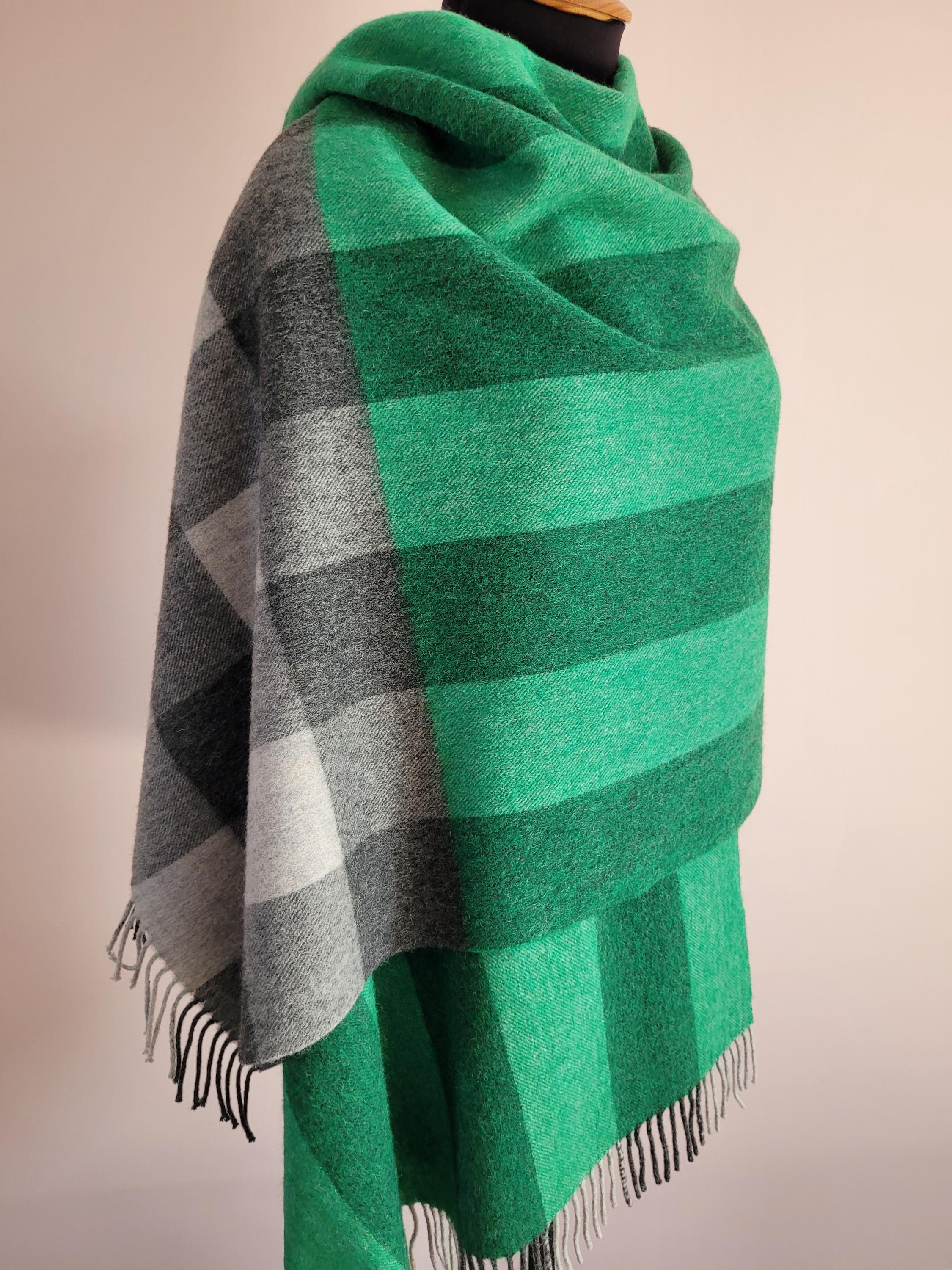 MICHAELIS Italie Foulard rayé laine d'agneau vert homme femme MICHAELIS Italie Foulard rayé laine d'agneau vert homme femme
