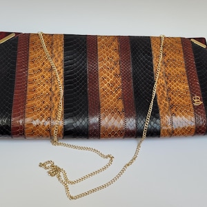 Bolso de mano vintage Ellebi L Belgrande de piel de serpiente multicolor con cierre de broche y espejo interior. Años 60. Fabricado en Italia.