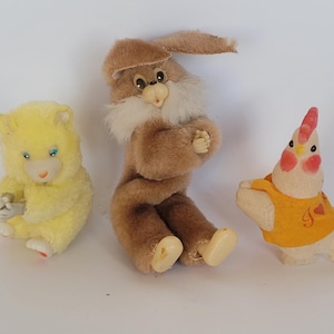 Vintage Hugger Gripper Clip On Toys Rooster Bunny and Bear - Lotto di 3 figure giocattolo bambola clip-on