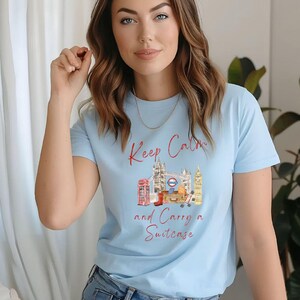 Blijf kalm en draag een koffer T-shirt, shirt geïnspireerd op Paddington Bear, London Travel T-shirt, Britse esthetiek, schoolse cadeau
