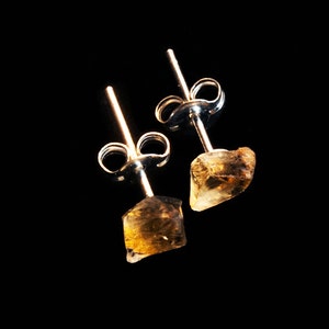 Ungeschliffene Citrine auf .925 Sterling Silber Ohrsteckern (Durchmesser 6 mm)