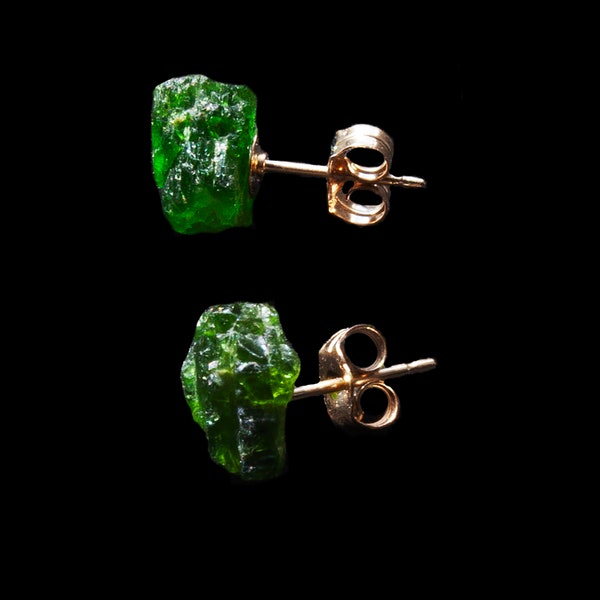 Tourmaline verte non coupée sur votre choix de clous en argent sterling .925 ou en or 14 carats