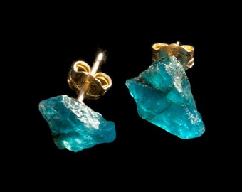 Puces d'oreilles en apatite bleue : en argent sterling .925 ou en or rempli